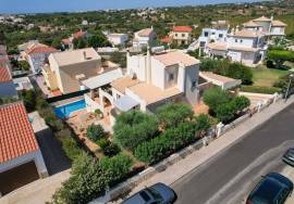 Altura, 4-bedroom villa with pool close to the sea and town.