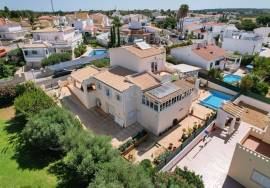 Altura, 4-bedroom villa with pool close to the sea and town.