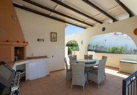 Altura, 4-bedroom villa with pool close to the sea and town.