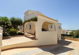 Altura, 4-bedroom villa with pool close to the sea and town.