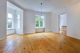 Available immediately! Charming 4-room period apartment near Mauerpark!