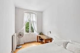 Available immediately! Charming 4-room period apartment near Mauerpark!