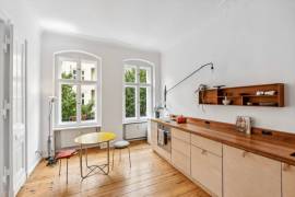 Available immediately! Charming 4-room period apartment near Mauerpark!