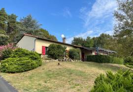 Maison et maison d\'amis avec vue sur un hectare de terrain