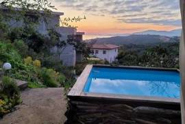 Helle und elegante Villa, eingebettet in die Macchia, mit Meerblick, Pool und Whirlpool