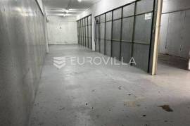 Split - warehouse with in a frequent location (129 m2)