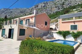 Omiš, MIMICE, villa with a pool in a quiet location with a surface area of 162 m², situated on a...