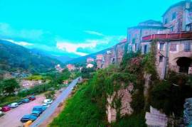 Ceriana splendido appartamento nel centro storico pregevolmente rifinito e arredato. Vista aperta e cantine.