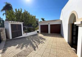 Large 4 + 2 Bedroom Villa Located in Alvor