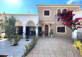 Large 4 + 2 Bedroom Villa Located in Alvor