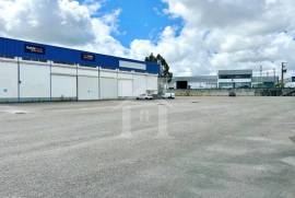 Armazém com 1800 m2, entre Leiria e Marinha Grande