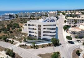 Superb 2 bedroom apartment at Porto de Mós beach.