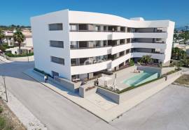 Superb 2 bedroom apartment at Porto de Mós beach.