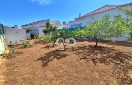 2 typical Algarve villas with annex and garage (2 minutes walk from Tonel beach)