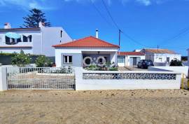 2 typical Algarve villas with annex and garage (2 minutes walk from Tonel beach)