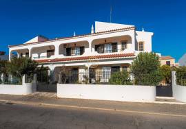 4 bedroom villa located in Patacão-Faro with garden and garage