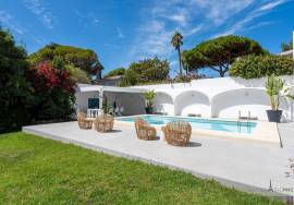 Cascais - Luxury villa completely renovated - Enclosed and wooded garden - Swimming pool