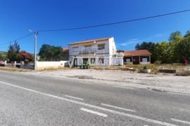 Farm of the bank inserted in a plot of land with 4479 m2 located in Rio de Moinhos - Abrantes