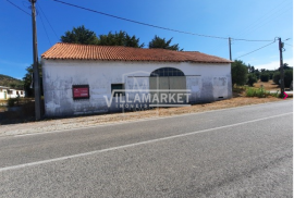 Farm of the bank inserted in a plot of land with 4479 m2 located in Rio de Moinhos - Abrantes