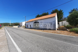 Farm of the bank inserted in a plot of land with 4479 m2 located in Rio de Moinhos - Abrantes