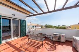 This elegant 3 bedroom townhouse located on the outskirts of Almancil, only a short 3 minute drive to Quinta do Lago.