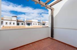 This elegant 3 bedroom townhouse located on the outskirts of Almancil, only a short 3 minute drive to Quinta do Lago.