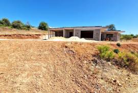 Plot of Land with unfinished single storey detached house with magnificent views of the Alcantarilha valley and the Amendoeira Golf Resort