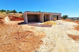 Plot of Land with unfinished single storey detached house with magnificent views of the Alcantarilha valley and the Amendoeira Golf Resort