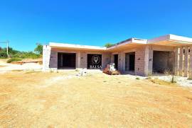 Plot of Land with unfinished single storey detached house with magnificent views of the Alcantarilha valley and the Amendoeira Golf Resort