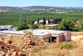 Plot of Land with unfinished single storey detached house with magnificent views of the Alcantarilha valley and the Amendoeira Golf Resort