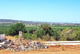 Plot of Land with unfinished single storey detached house with magnificent views of the Alcantarilha valley and the Amendoeira Golf Resort