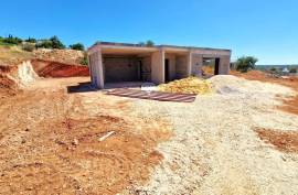 Plot of Land with unfinished single storey detached house with magnificent views of the Alcantarilha valley and the Amendoeira Golf Resort