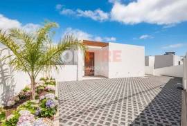 Contemporary 3 Bedroom Villa with Panoramic Views and Pool in Estreito da Calheta