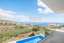 Contemporary 3 Bedroom Villa with Panoramic Views and Pool in Estreito da Calheta