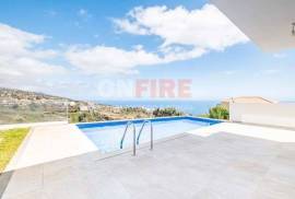 Contemporary 3 Bedroom Villa with Panoramic Views and Pool in Estreito da Calheta