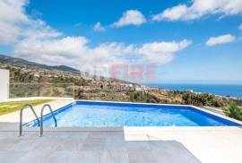 Contemporary 3 Bedroom Villa with Panoramic Views and Pool in Estreito da Calheta