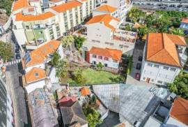 3-Bedroom House in the Center of Funchal with Renovation Potential - 722 m² Plot