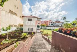 3-Bedroom House in the Center of Funchal with Renovation Potential - 722 m² Plot