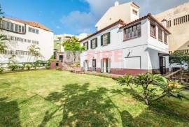 3-Bedroom House in the Center of Funchal with Renovation Potential - 722 m² Plot