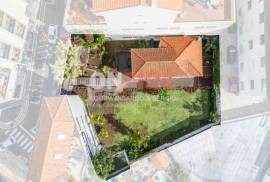 3-Bedroom House in the Center of Funchal with Renovation Potential - 722 m² Plot