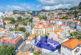 3-Bedroom House in the Center of Funchal with Renovation Potential - 722 m² Plot