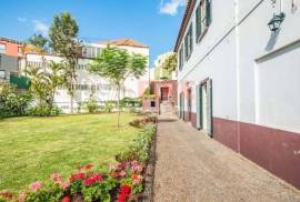 3-Bedroom House in the Center of Funchal with Renovation Potential - 722 m² Plot