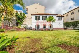 3-Bedroom House in the Center of Funchal with Renovation Potential - 722 m² Plot