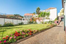 3-Bedroom House in the Center of Funchal with Renovation Potential - 722 m² Plot