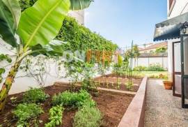 3-Bedroom House in the Center of Funchal with Renovation Potential - 722 m² Plot