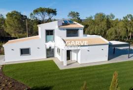 Charming 3 bedroom villa for sale between Almancil and Quinta do Lago