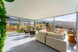 Luxury 1-Bedroom Apartment with Pool, Sea View and Central Location - Funchal