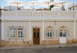 Fuseta, gorgeous, restored house with patio and roof top terrace in the old town.