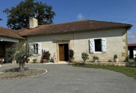 Charming Country Cottage with Pyrenees Views, Pool, and Barn Wing