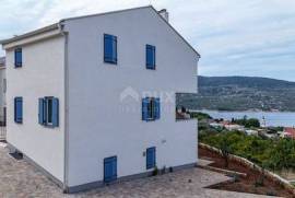 CRES ISLAND, CRES - Apartman kerttel, parkolóval és kilátással a tengerre